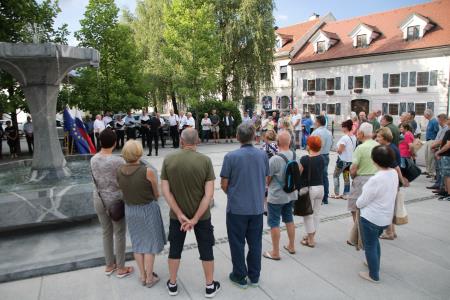 Spominska svečanost na Trgu talcev 